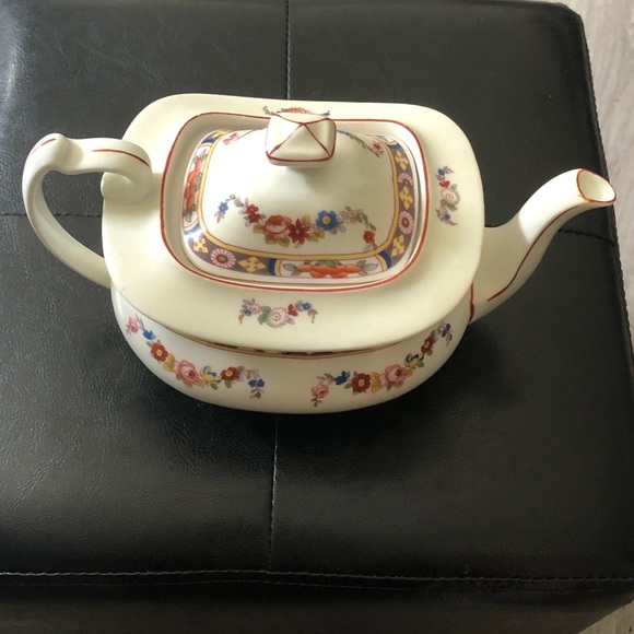 VINTAGE CHINA TEA SET, CUPS, SAUCERS, AND TEA POT. - Picture 4 of 7